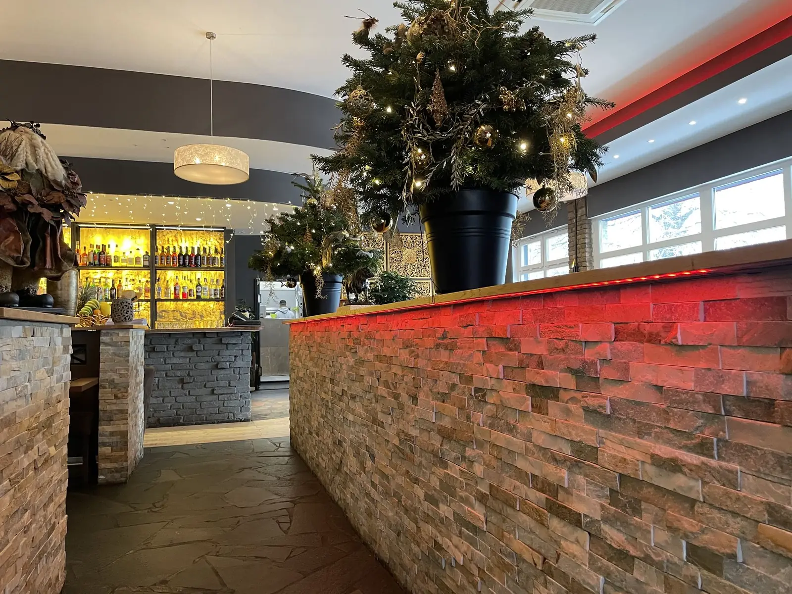 Bar mit rot beleuchteter Theke aus Naturstein
