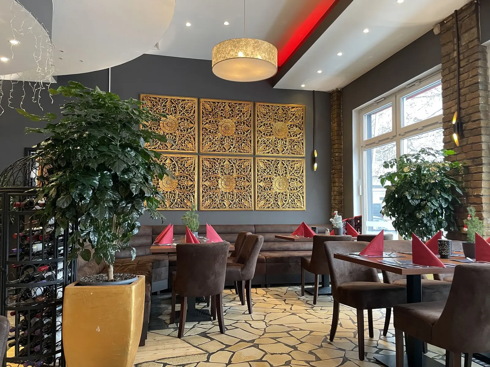 Gastraum mit goldener Wanddekoration